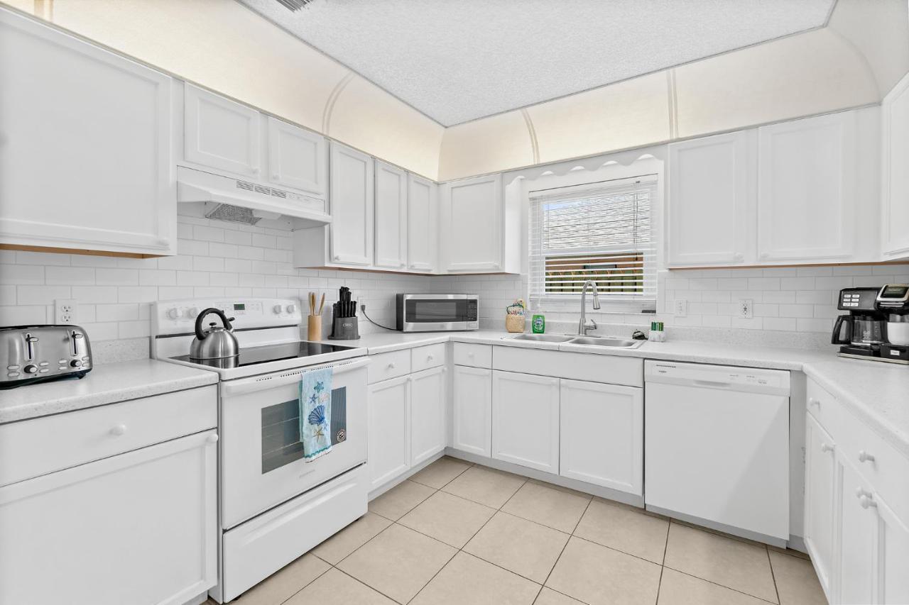 Oceanview Haven - 2Br Beach Townhome With Patio, Shared Heated Pool Steps From Paradise Beach Park! Melbourne Exterior photo